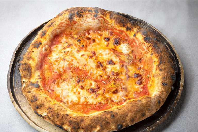 自家製トマトソースのピザ